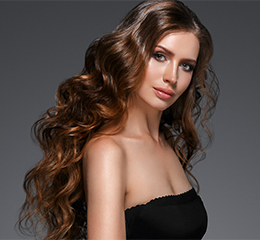 Haar model bruin gekruld